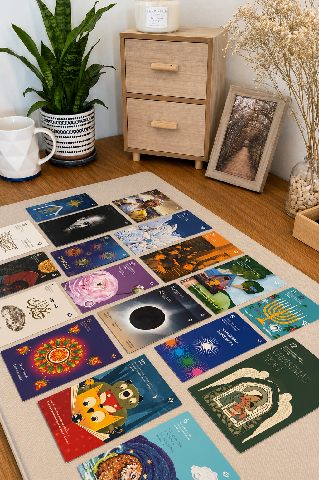 Collection de cartes postales du monde entier disposées sur un bureau en bois